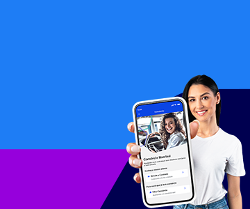 mulher sorrindo segurando um celular e mostrando a tela inicial da contratao do consrcio no app Banrisul